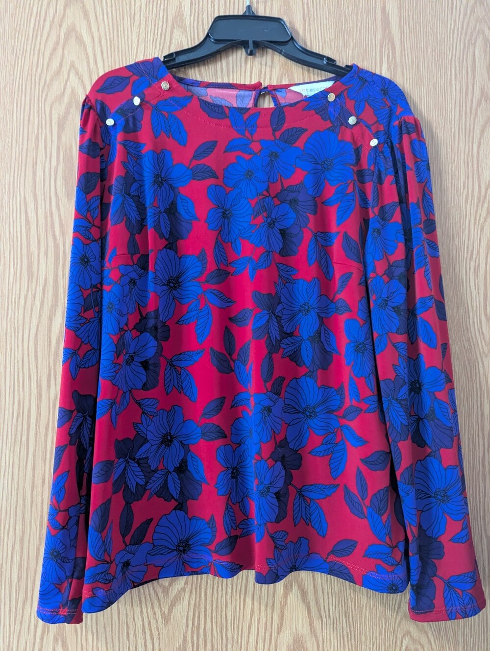 Liz Claiborne Red Long-Sleeve  Stretch Top with Blue Floral Printclaib